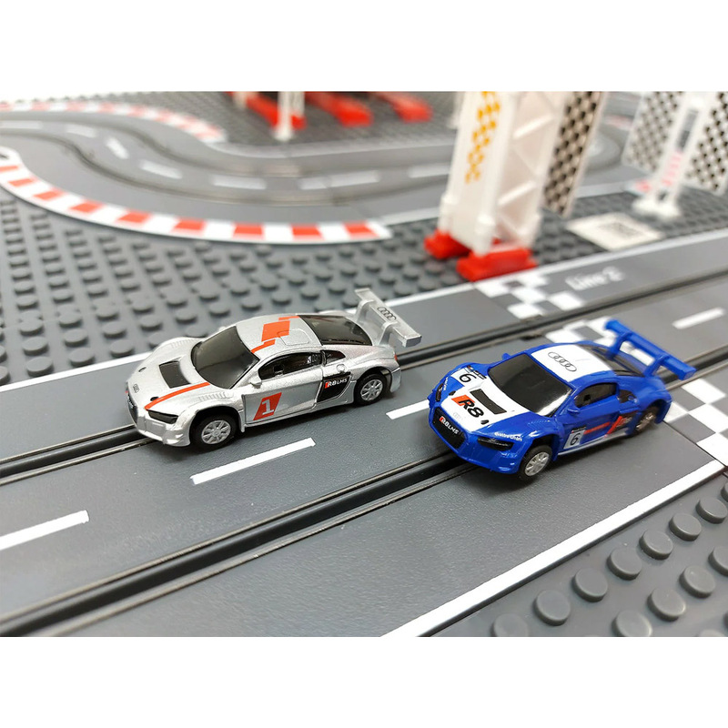 Kaugjuhitav võistlusrada kahe Audi autoga