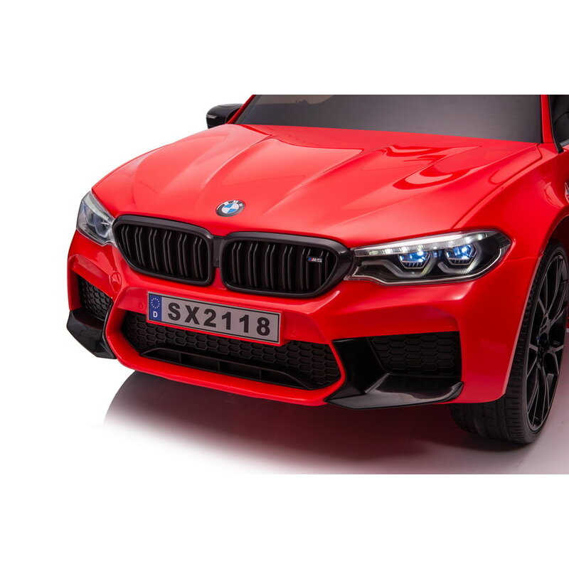 BMW M5 elektriauto valikulise platvormiga, lakitud punane